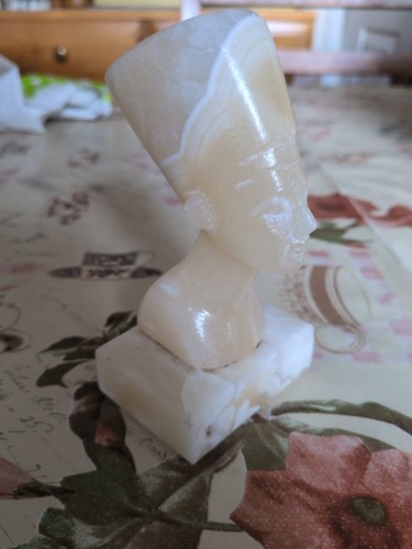Small alabaster bust queen - small,